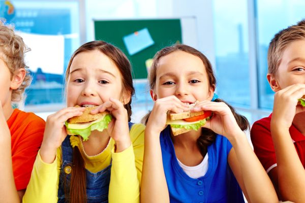 Schulkinder mit Pausenbrot