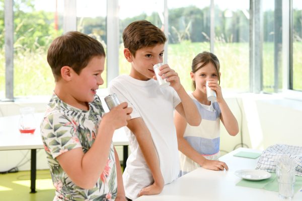 Kinder riechen an Riechdosen um herauszufinden, welche Lebensmittel darin enthalten sind.        Im Fokus des Sinnesparcours steht die Zielgruppe Kindergartenkinder und Grundschueler, aber auch deren Eltern, Erzieher und Erzieherinnen und Lehrkraefte.Ziel des Sinnesparcours ist es, eine bewusste Wahrnehmung zu schulen, die sich durch Training und Erfahrung idealerweise zu einer Alltagskompetenz entwickelt und zu einer ausgewogeneren Ernaehrung fuehrt.    Inhaltlich stehen verschiedene Uebungen zu den fuenf Sinnen  im Mittelpunkt.    Der Sinnesparcours kann um die Aspekte Saisonalitaet, Regionalitaet und Lebensmittelver-schwendung/-wertschaetzung erweitert werden.         KErn Kompetenzzentrum fuer Ernaehrung