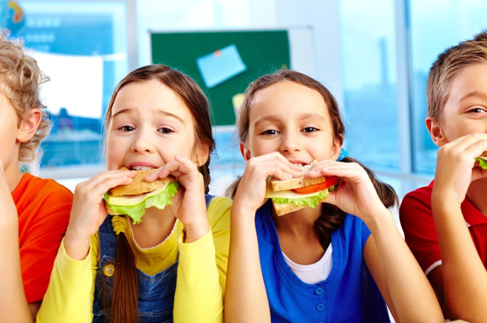 Schulkinder mit Pausenbrot